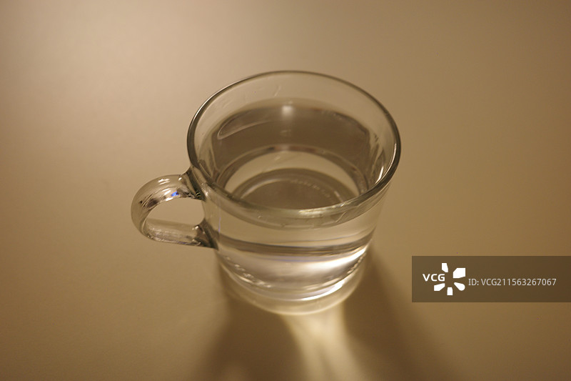 一杯水一杯凉白开白开水玻璃杯图片素材