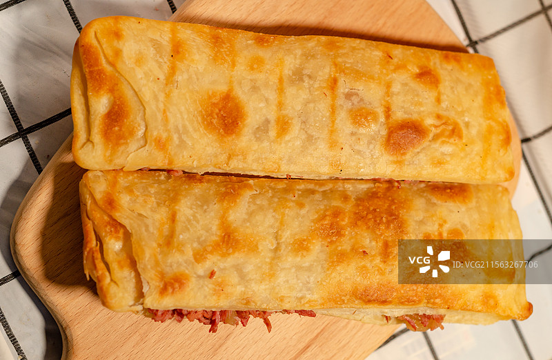 案板上两枚驴肉火烧图片素材