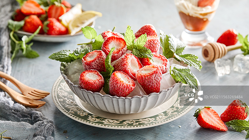 夏季奶油草莓甜品图片素材