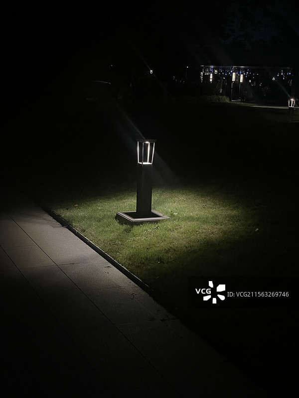 黑夜里一盏照亮回家路上的灯图片素材