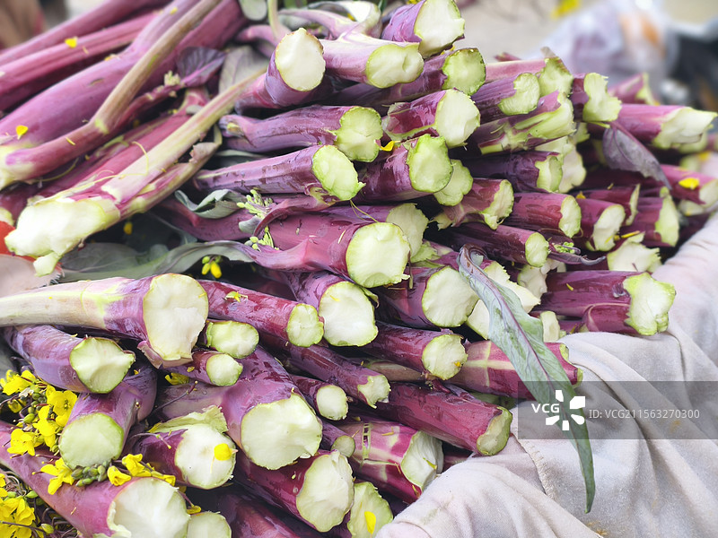 宝通寺门口菜摊上的红山菜苔图片素材