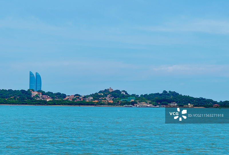 轮渡船上眺望鼓浪屿及世贸双子塔图片素材