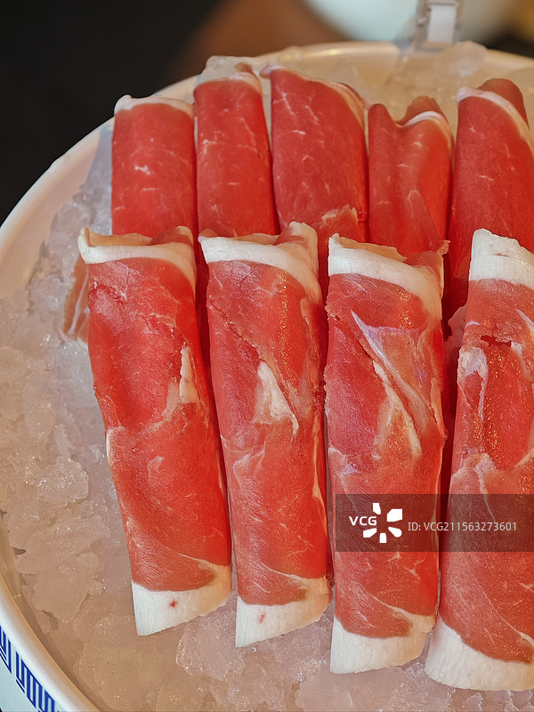 盘子中的羊肉卷特写图片素材