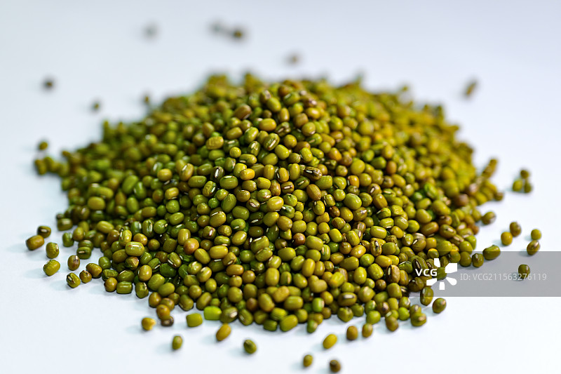 绿豆，白底上的绿豆，白色背景，健康生活方式，豆类，中试美食图片素材