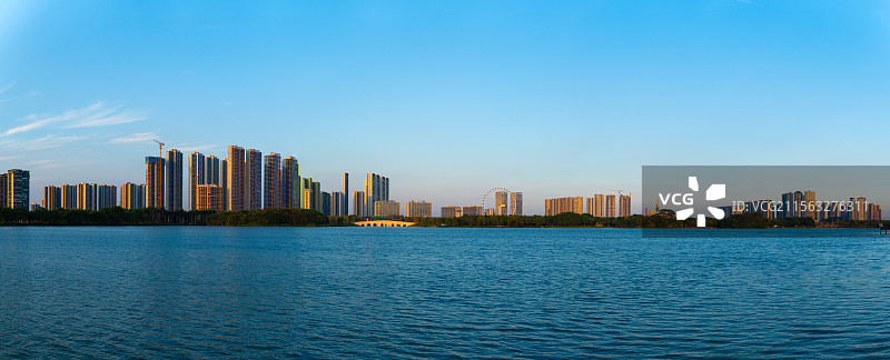 佛山市顺德区顺峰山公园桂畔湖城市天际线、顺德华侨城欢乐海岸（相机全景接片）图片素材