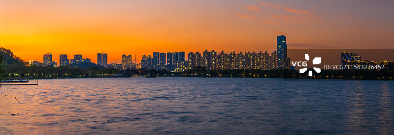 佛山市顺德区顺峰山公园桂畔湖城市天际线、大良街道东区建筑（相机全景接片高像素）图片素材