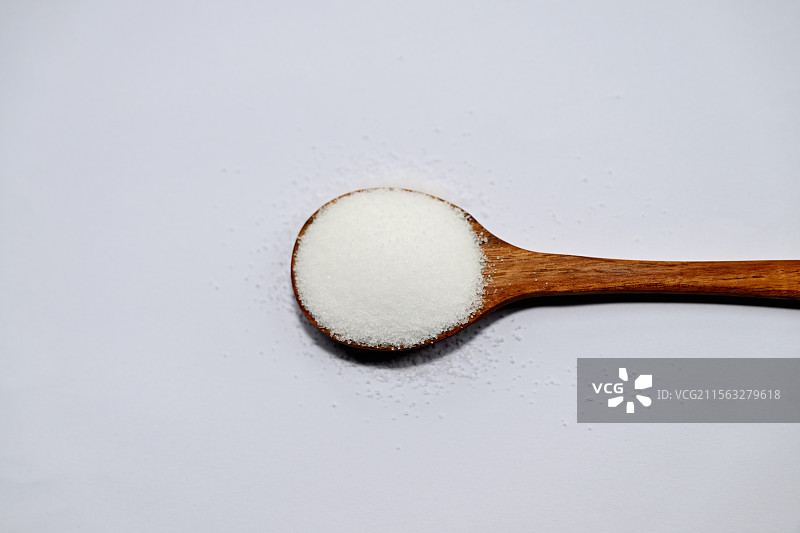 食盐，勺子里的盐，低钠盐(降低生病概率)，调料，餐饮行业，做饭，中餐，健康生活方式图片素材