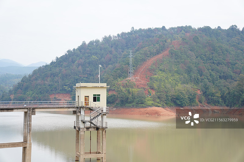 静谧水库：山水间的守望建筑图片素材