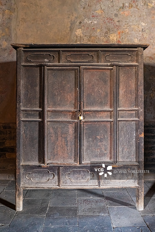 中国山西临汾洪洞县广胜寺景区，弥勒殿彩色壁画和木制箱子里的经书，室内无人图像摄影图片素材