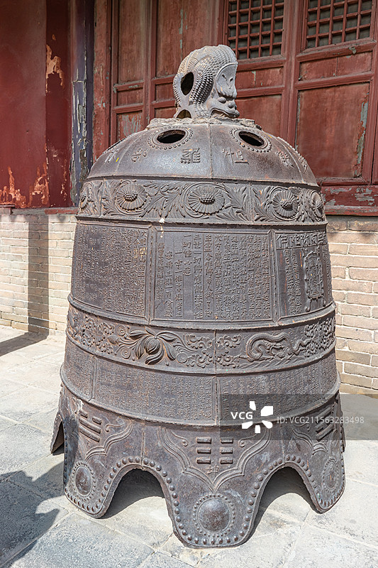 中国山西临汾洪洞县广胜寺旅游景区，唐僧扫塔飞虹塔世界最高多彩琉璃塔外的铸铁大钟，户外白昼无人图像摄影图片素材