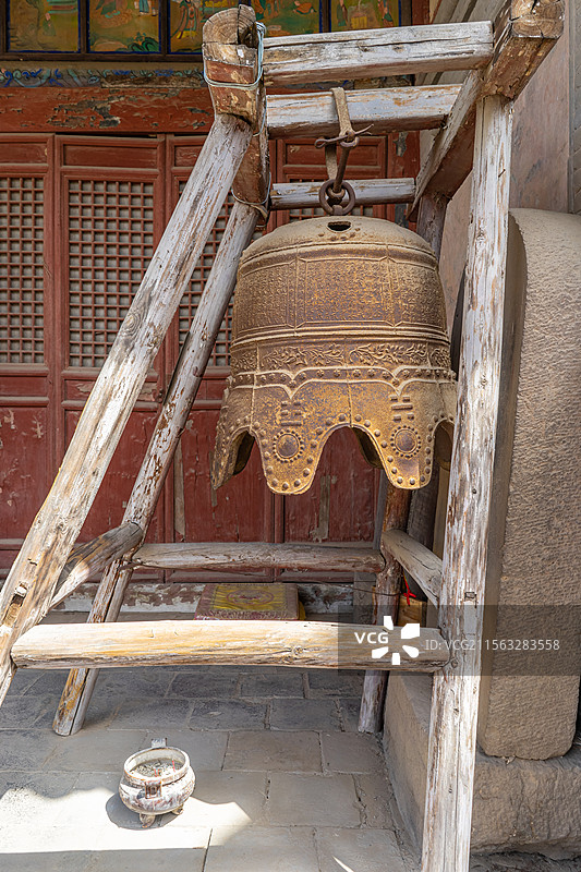 中国山西临汾洪洞县广胜寺旅游景区，大雄宝殿门前的回廊大钟石碑门海香炉，户外白昼无人图像摄影图片素材
