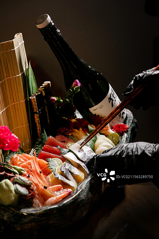 日料刺身海鲜拼盘日料放题畅吃自助餐三文鱼青花鱼刺身金枪鱼北极贝生蚝刺身鱼籽甜虾牡丹虾鲷鱼刺身生鱼片图片素材