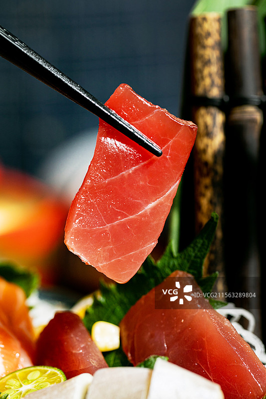 日料刺身海鲜拼盘日料放题畅吃自助餐三文鱼青花鱼刺身金枪鱼北极贝生蚝刺身鱼籽甜虾牡丹虾鲷鱼刺身生鱼片图片素材