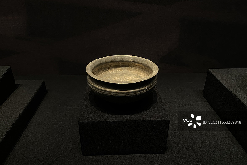 甘肃天水市甘谷县博物馆陶盆图片素材