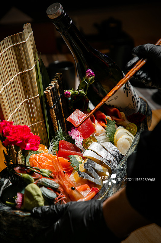 日料刺身海鲜拼盘日料放题畅吃自助餐三文鱼青花鱼刺身金枪鱼北极贝生蚝刺身鱼籽甜虾牡丹虾鲷鱼刺身生鱼片图片素材
