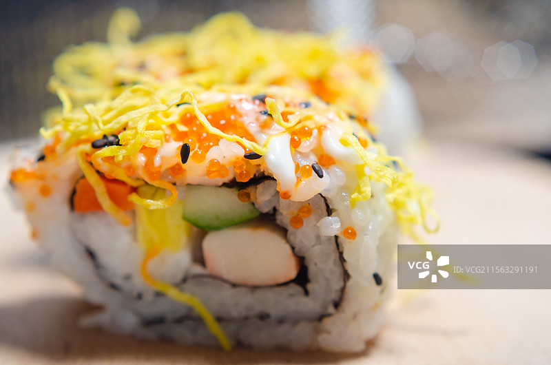 日料店卷着黄瓜、蟹柳的鱼子酱寿司图片素材