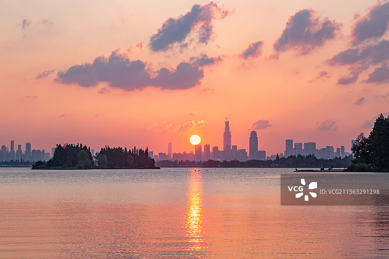 武汉东湖落雁岛金色晚霞与落日图片素材