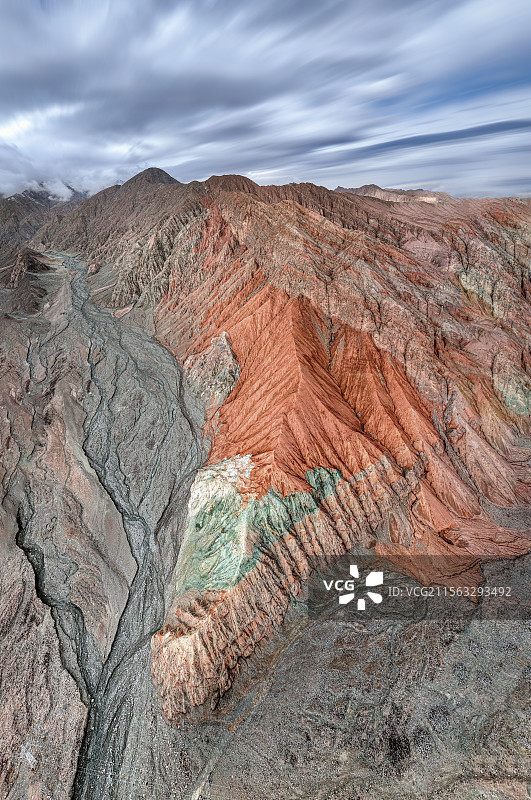 新疆克孜勒苏柯尔克孜自治州阿克陶县乌红线托喀依村红色山谷山体露出青色矿物质大地匕首航拍视角图片素材