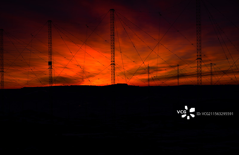 晚霞与高塔图片素材