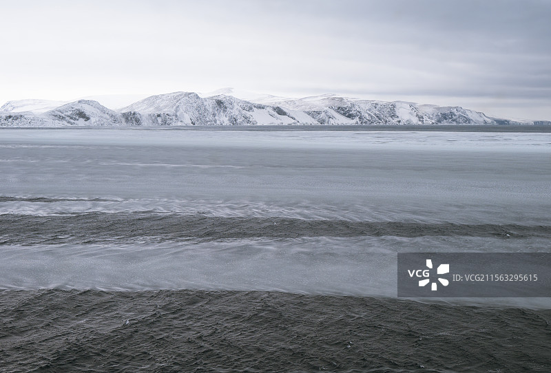正在结冰的海面-海面上一层层的冰粒图片素材