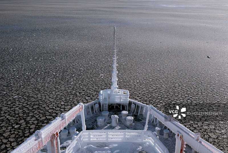 航行在荷叶冰中的船只图片素材