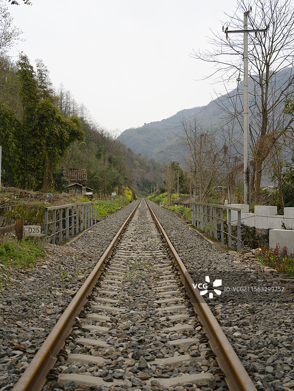 春日里的什邡仙居山图片素材