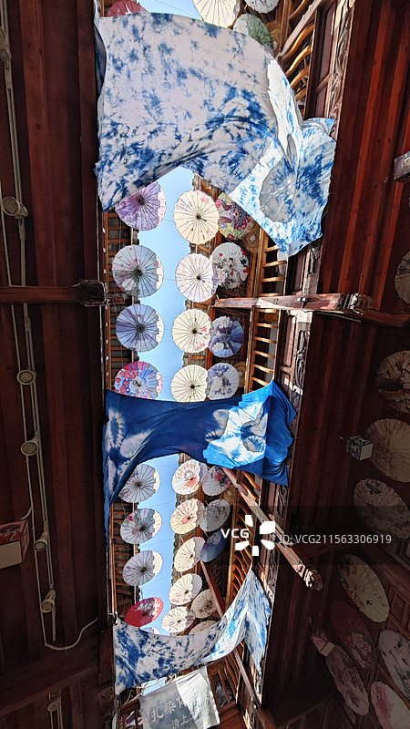 束河古镇的纸伞扎染小巷图片素材