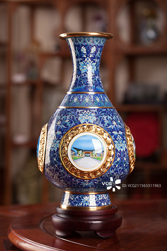 蓝色珐琅彩瓷瓶图片素材