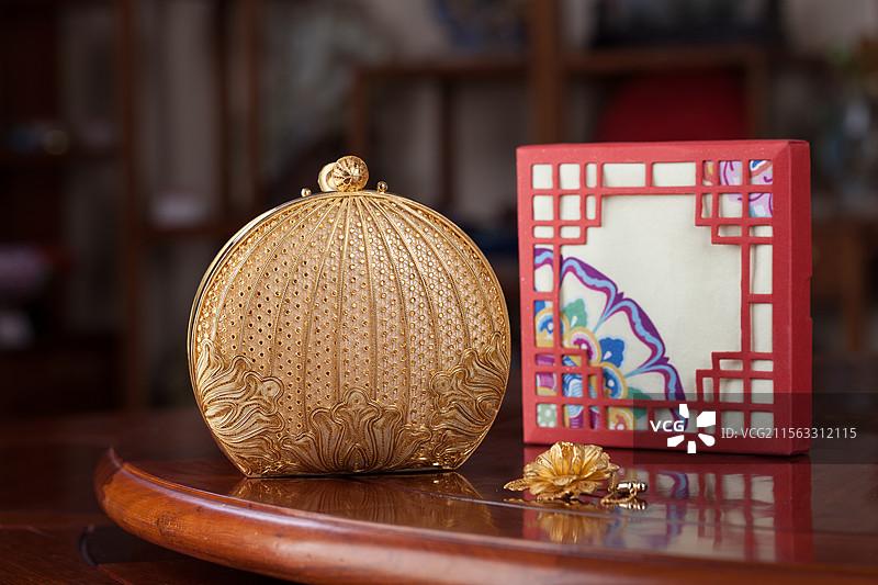 精美的金色镂空首饰盒图片素材