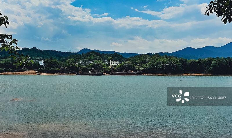 江西赣州市赣县区贡江河畔的蓝天碧水图片素材