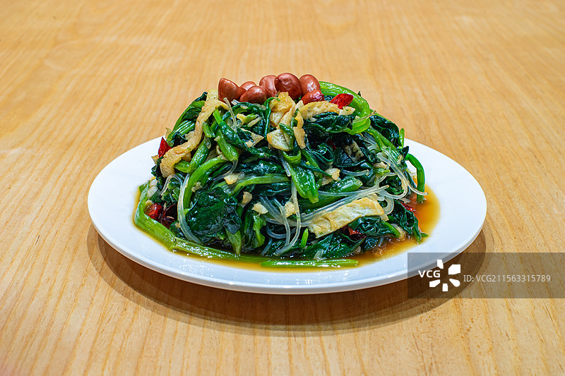 中国餐饮行业饮食产业美食拍摄主题，一盘子油菜鸡蛋花生米沙粉丝拉凉拌菜，室内无人图像图片素材