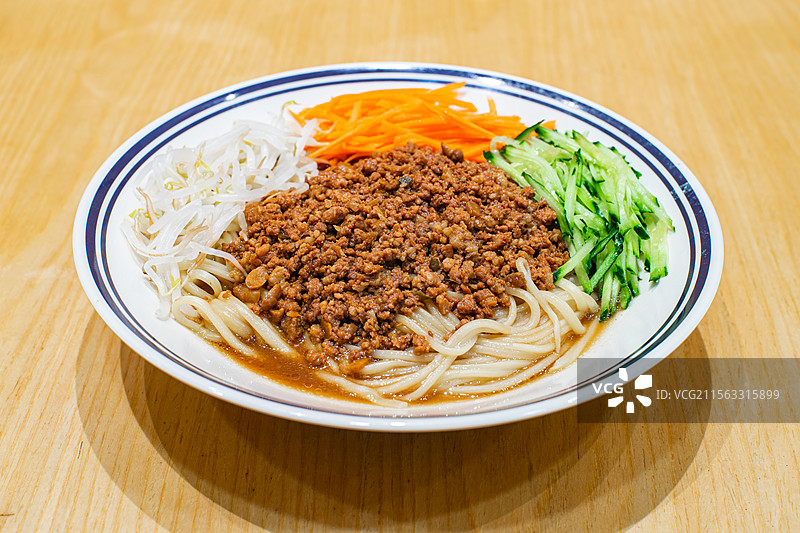 中国饮食产业拍摄主题，餐桌上一碗老北京炸酱面面条食物和胡萝卜丝黄瓜丝豆芽菜码，室内无人图像摄影图片素材