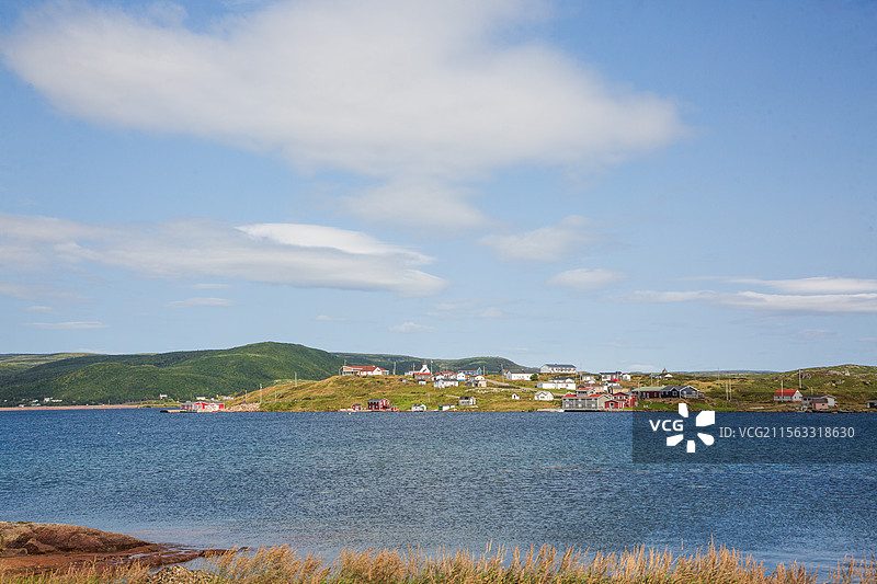 加拿大红湾（Red Bay）国家历史古迹和世界遗产，小镇全景，海景与顶天建筑图片素材