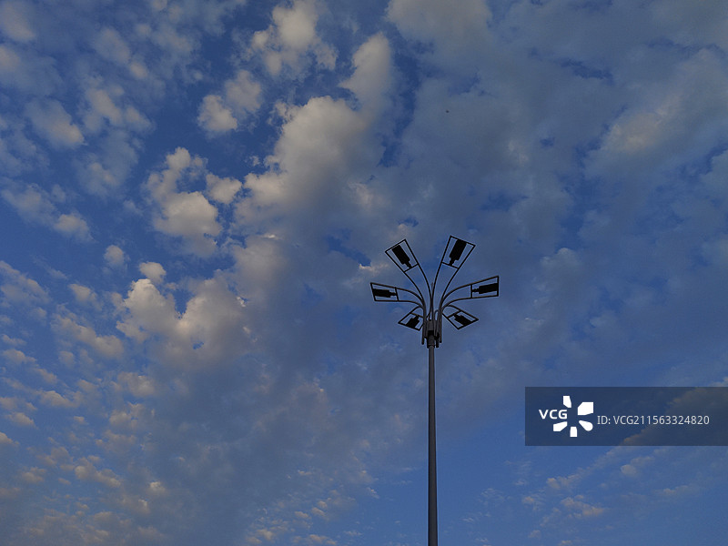 蓝天白云背景下 路灯 高杆灯 照明灯图片素材
