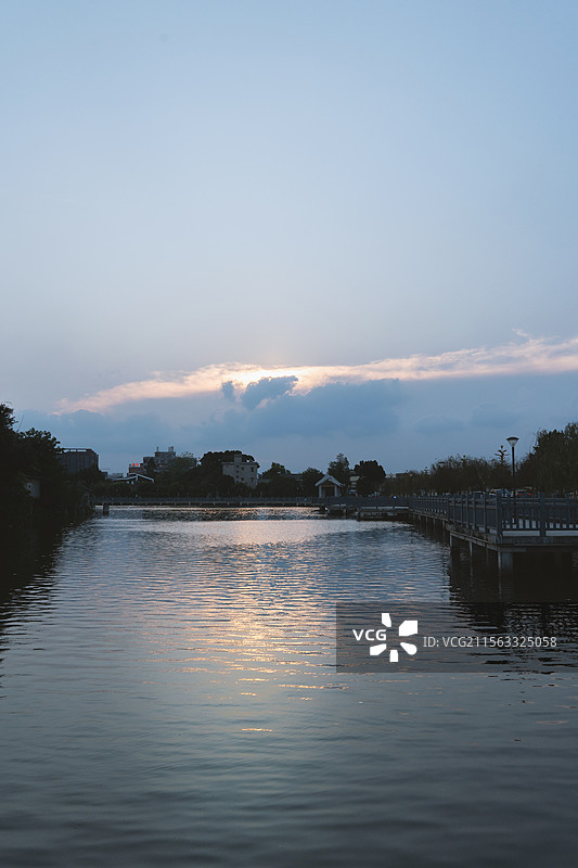 东莞市谢岗镇八卦村旁的体育文化公园晚霞图片素材
