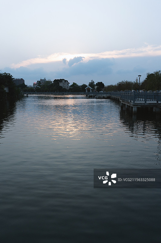 东莞市谢岗镇八卦村旁的体育文化公园晚霞图片素材