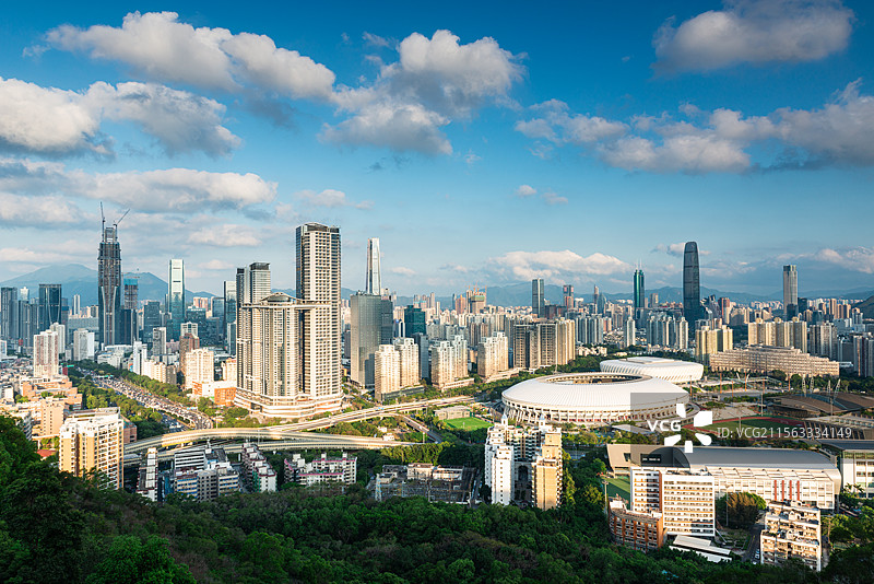 深圳笔架山公园俯瞰蓝天白云下的福田与罗湖区城市建筑全景图片素材