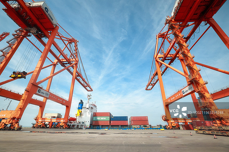 现代港口的繁忙剪影图片素材