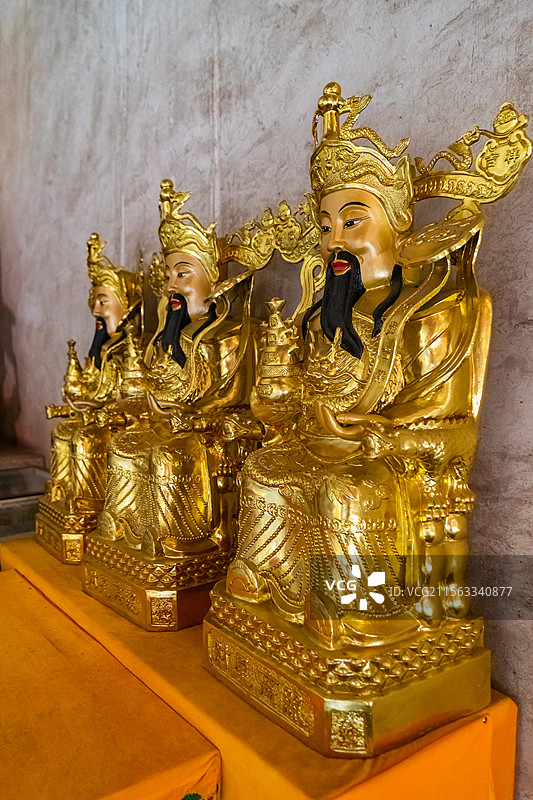 中国山西临汾洪洞县广胜寺，下寺后佛殿大雄宝殿供奉的三个鎏金的财神爷，室内神像图像摄影图片素材