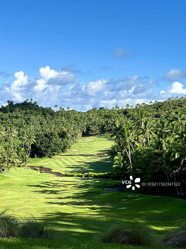 斐济 劳卡拉私人岛 COMO Laucala 蓝天山脉丛林 18洞高尔夫球场图片素材