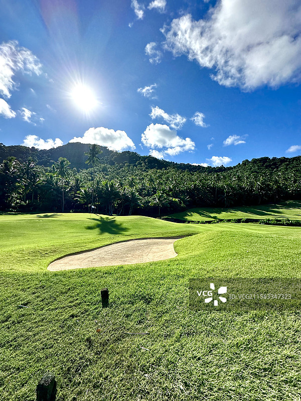 斐济 劳卡拉私人岛 COMO Laucala 蓝天山脉丛林 18洞高尔夫球场图片素材