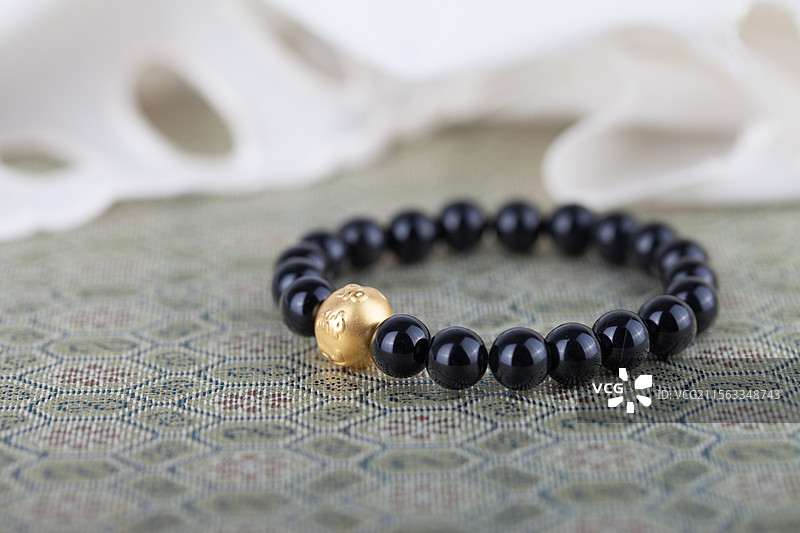 红玛瑙黄金手链图片素材