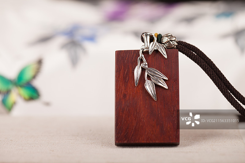 檀木叶形项链图片素材