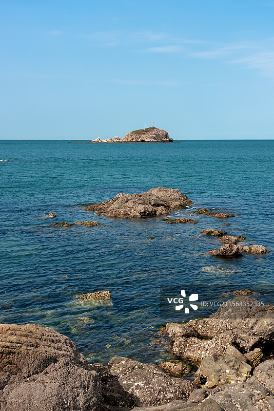 岸边的礁石和海中的小象岛图片素材