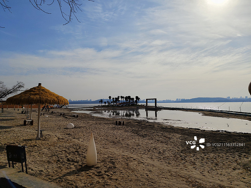 阳光下的 武汉东湖沙滩景区 沙滩浴场图片素材