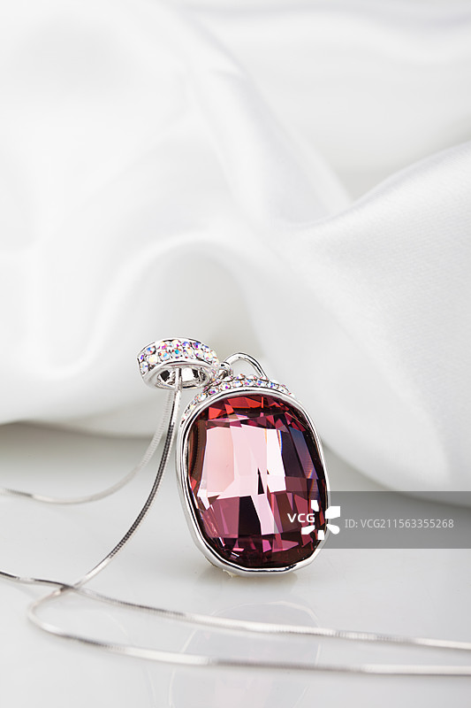 宝石吊坠项链图片素材