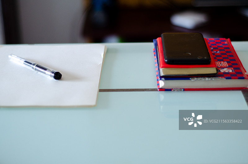 桌面文具与书籍手机摆放图片素材