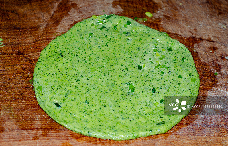 木制砧板上的绿色蔬菜饼图片素材