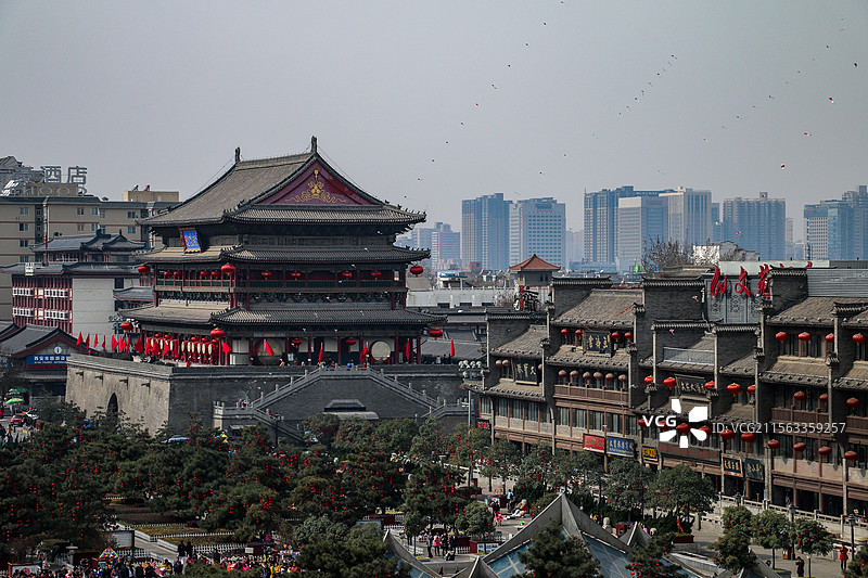 眺望西安鼓楼图片素材