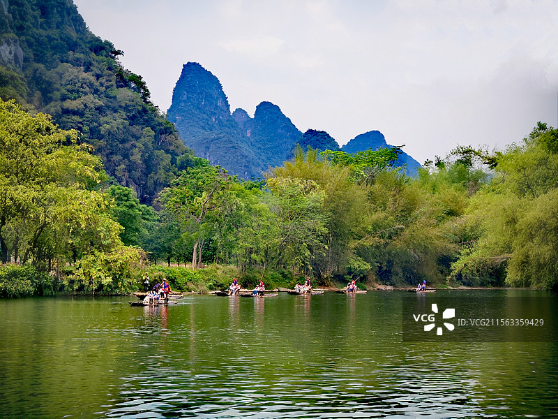 小小竹伐河中游：图片拍于阳朔遇龙河景区，岸边翠绿，河水清澈，竹伐成队河中行，壮观的风景线。图片素材